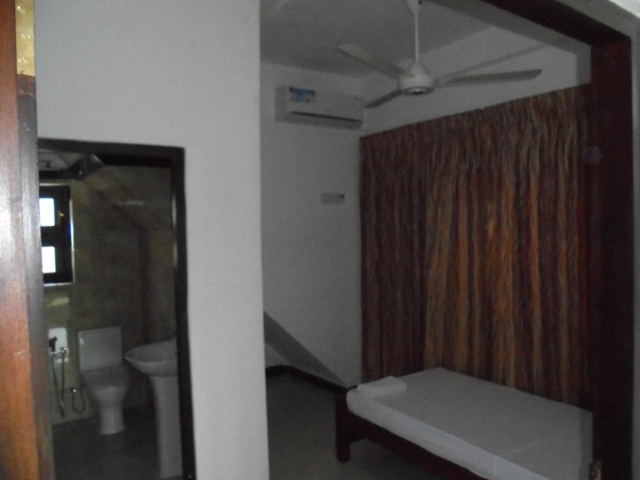Jmf Hotel Negombo Exterior foto